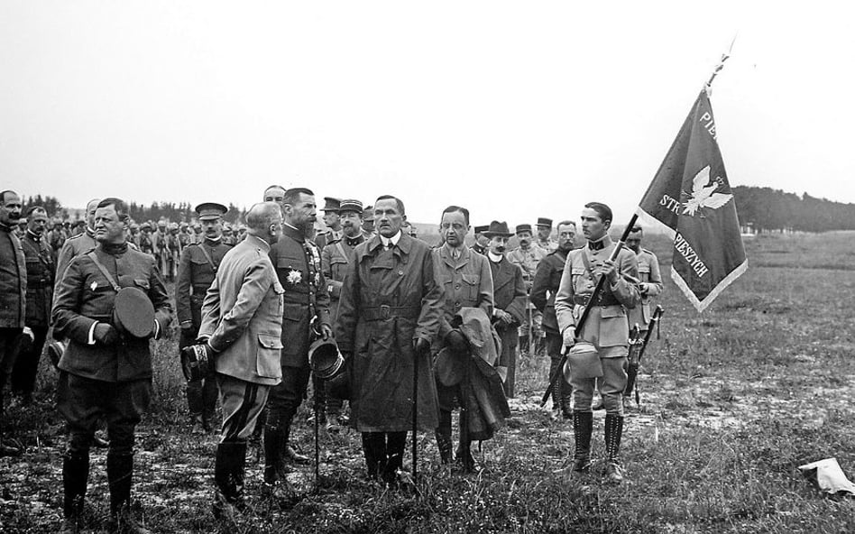 Roman Dmowski (w środku, w płaszczu, podczas przekazaniu sztandaru oddziałowi Armii Polskiej we Francji, czerwiec 1918 r.): arzenie o konsolidacji narodu
Foto: EAST NEWS