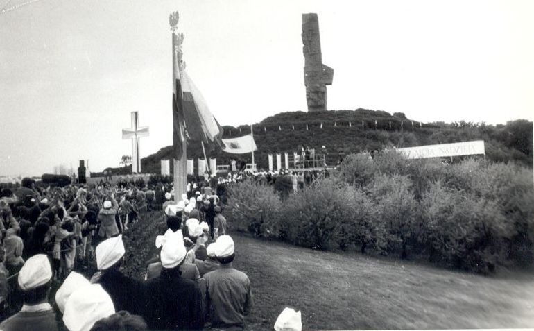 Na zdjęciu: Ojciec Święty podczas spotkania z młodzieżą na Westerplatte w 1987 r. W widocznym po lewej lasku funkcjonariusze SB przebierali się za księży i wchodzili w tłum.