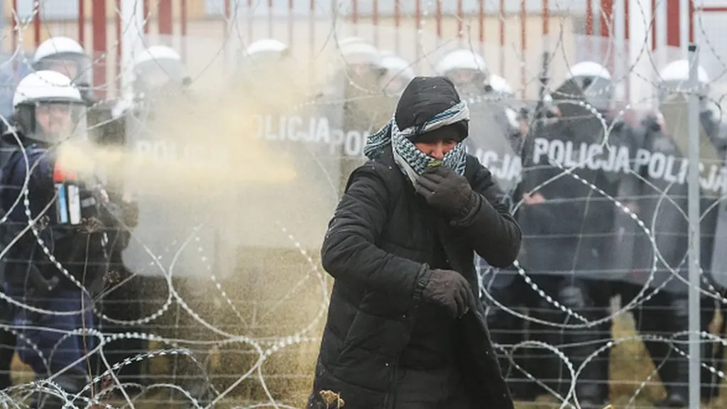 Polska policja i białoruscy emigranci, próbujący przekroczyć granicę.