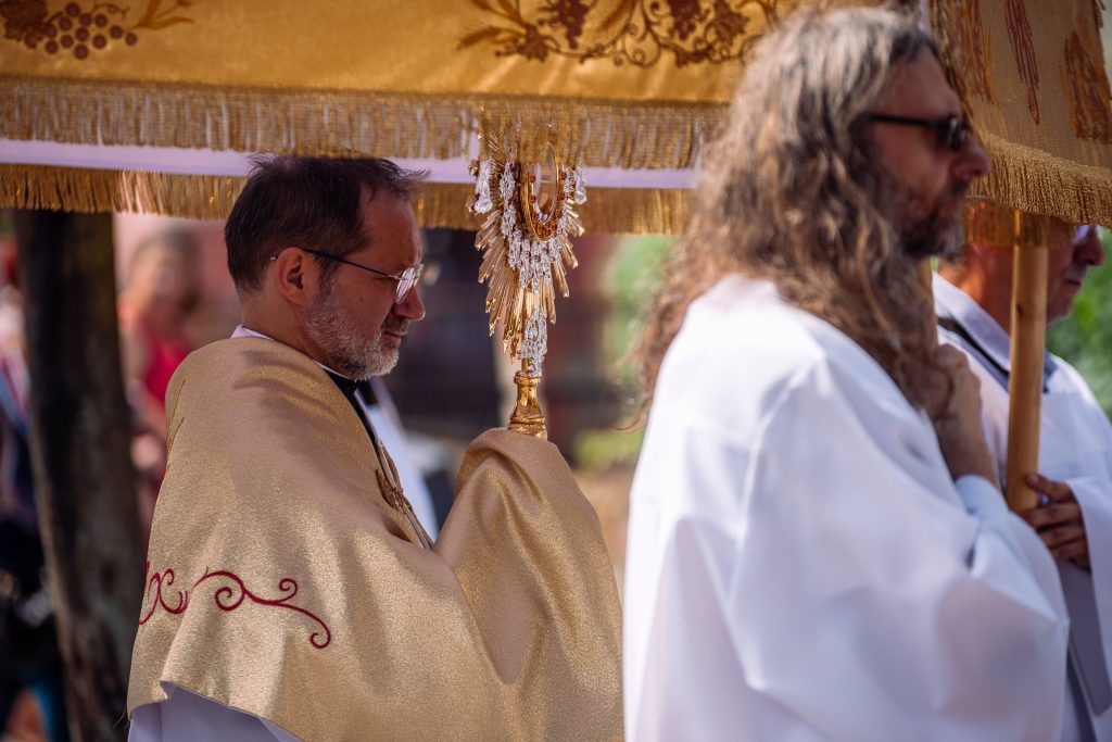 Najświętsze Ciało i Krew Chrystusa, Monstrancja niesiona przez księdza