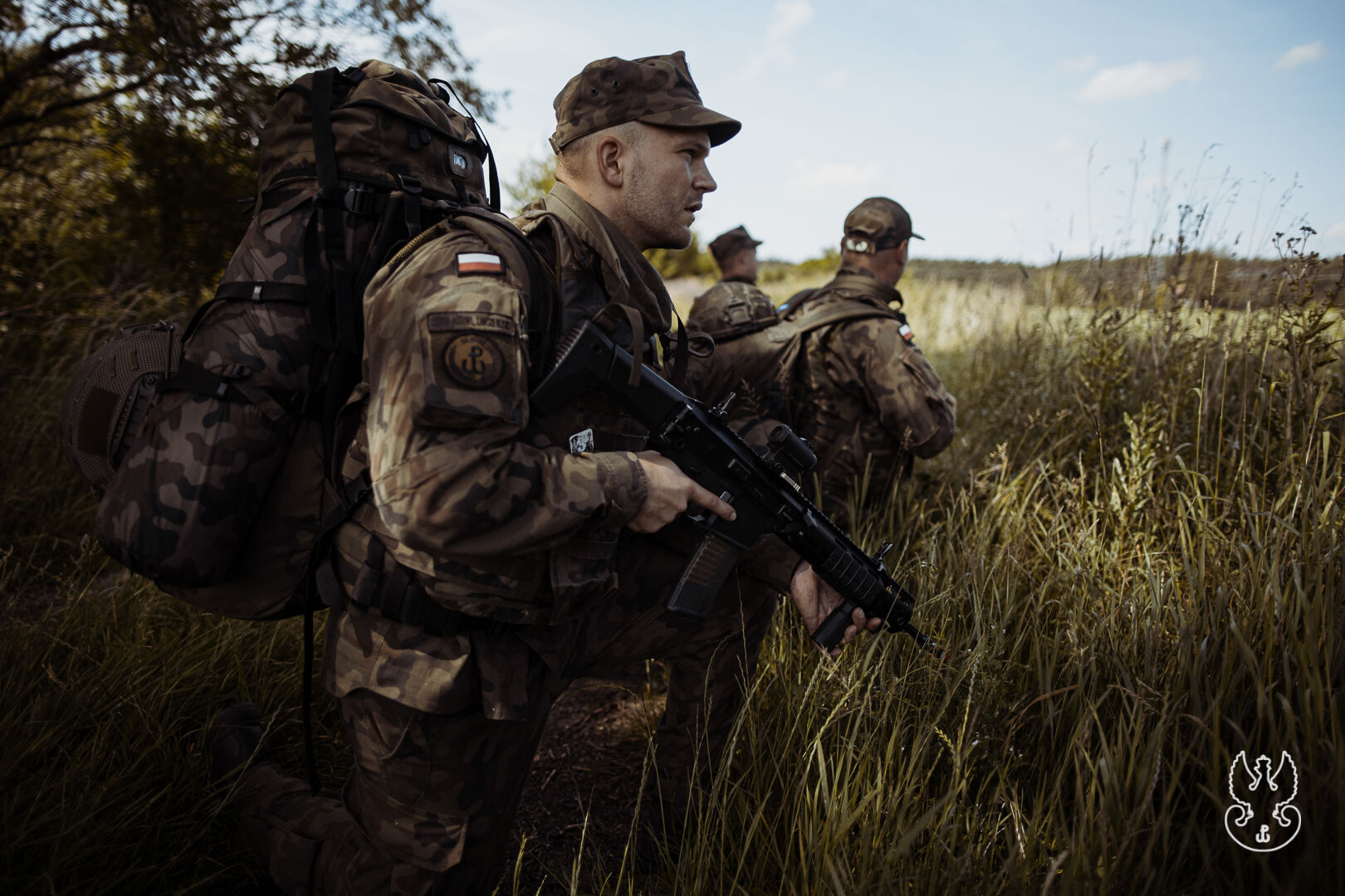 16.06.2024 - Kutno. 9ŁBOT, 93blp. Działania taktyczne w SRO. Marsz do miejscowości Mieczysławów. Doskonalenie techniki ppodejścia do budynku. Fot. DWOT