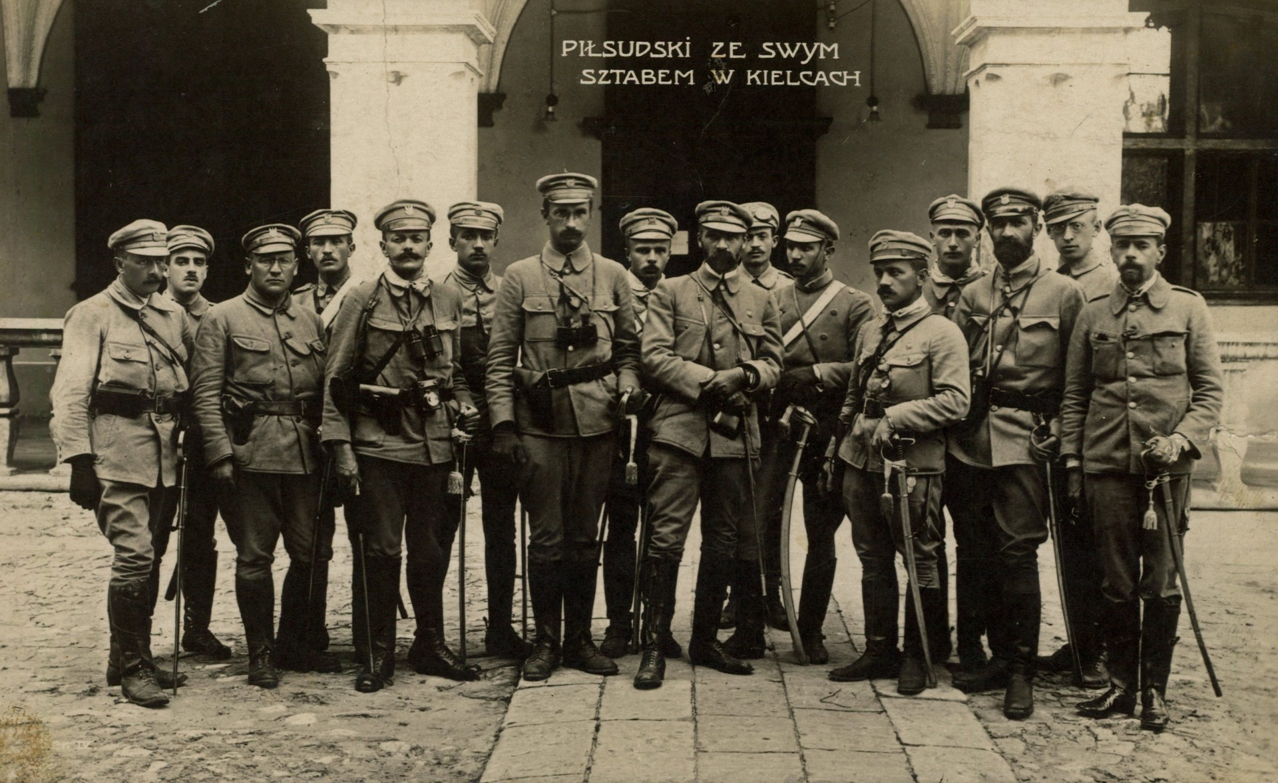 Pułkownik Józef Piłsudski ze swoim sztabem przed Pałacem Gubernialnym w Kielcach w 1914