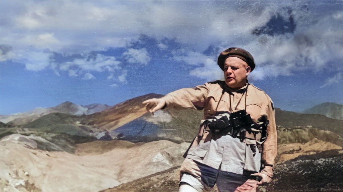 Melchior Wańkowicz po bitwie o Monte Cassino na szczycie „Widma”; w tle Monte Cairo; maj 1944