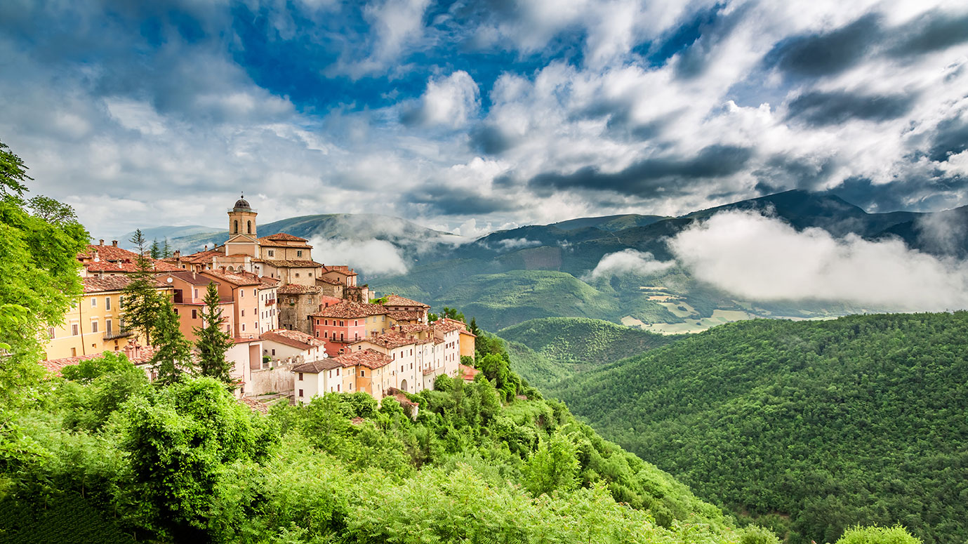 Miasto na wzgórzu, Umbria, Włochy.