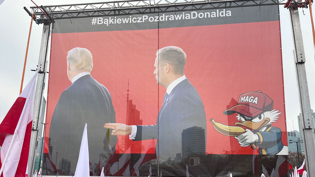 Bąkiewicz-pozdrawia Tuska: banner z Trumpem